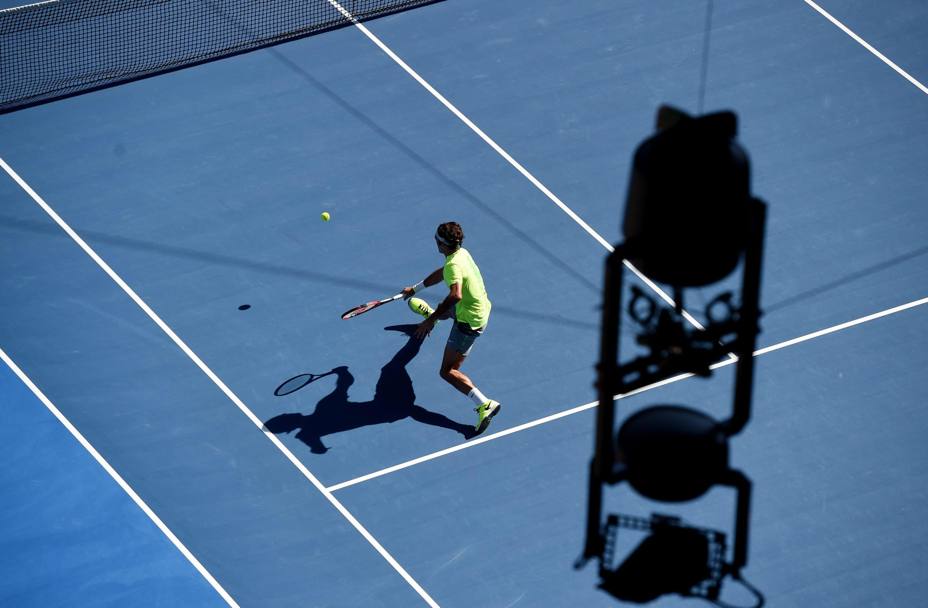 Un fotogramma di Roger Federer durante l&#39;incontro con il nostro Simone Bolelli, vinto dal campione svizzero per 3-6 6-3 6-2 6-2. (Epa)